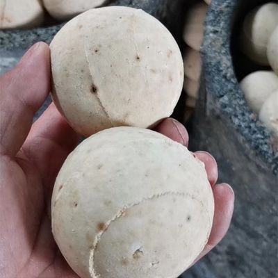 Brandvaste ballen met een CaO-gehalte van % 1,0 voor ammoniakfabrieken in lichtgeel